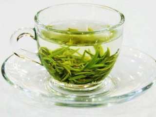 过年菜---茶香虾仁,先把茶泡上，用85度左右的水浸泡茶叶。