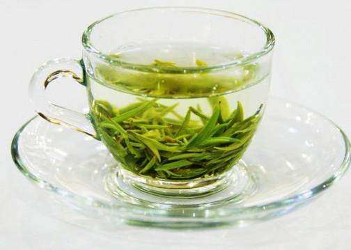 过年菜---茶香虾仁,先把茶泡上，用85度左右的水浸泡茶叶。