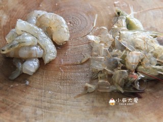 过年菜---茶香虾仁,剥去虾壳
