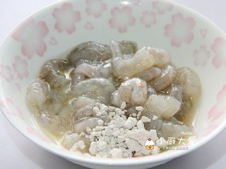 过年菜---茶香虾仁,腌渍好的虾仁再次洗净，吸干水分，加蛋清，白胡椒，盐，淀粉