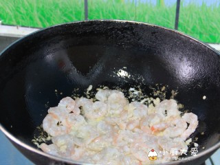 过年菜---茶香虾仁,锅里放油，七成热把虾仁滑炒出来，变色即可。虾仁沥干油备用
