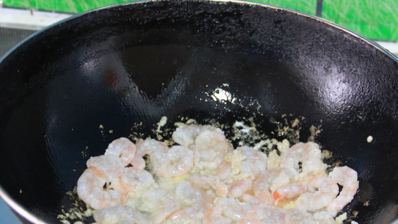 过年菜---茶香虾仁,锅里放油，七成热把虾仁滑炒出来，变色即可。虾仁沥干油备用