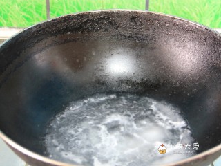 过年菜---茶香虾仁,炒锅洗净后，倒入泡好的茶叶水