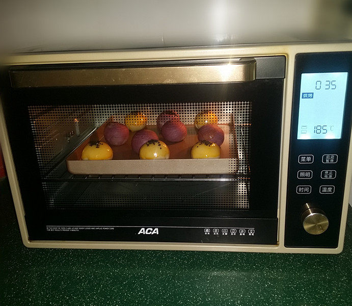 双色蛋黄酥,送入预热好的烤箱中层：175度、上下火