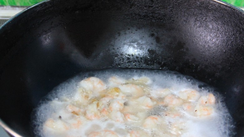 过年菜---茶香虾仁,茶叶水烧开后，放入过了油的虾仁