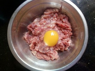 豆腐肉丸子,剁好肉泥放入盆子，打入一个鸡蛋