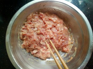 豆腐肉丸子,用筷子搅拌上劲