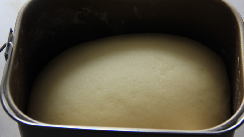 早餐啤酒面包,发酵完成后，面团涨至面包桶的8分满