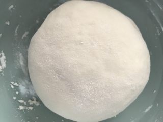麦穗芹菜馅肉水饺,中筋面粉加适量水揉成光滑的面团盖上盆醒半个小时。