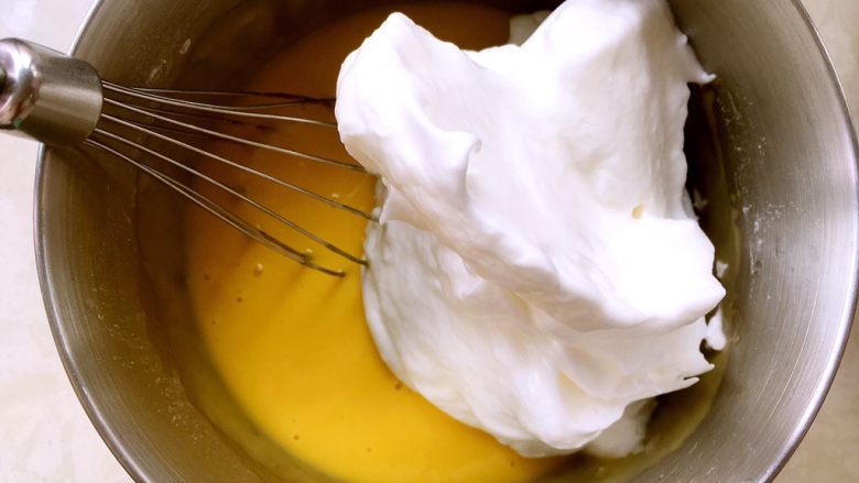 戚风蛋糕（后蛋法）,烤箱预热160度，取三分之一打发好的蛋白加入到蛋黄糊中，用蛋抽翻拌均匀