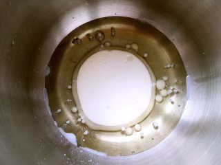 戚风蛋糕（后蛋法）,容器内倒入牛奶跟玉米油