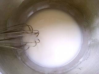 戚风蛋糕（后蛋法）,用蛋抽快速搅拌均匀，让玉米油跟牛奶充分融合在一起，呈乳化状态