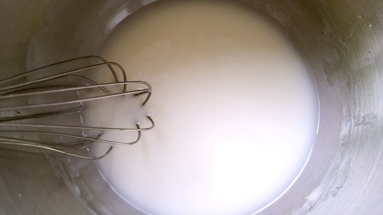 戚风蛋糕（后蛋法）,用蛋抽快速搅拌均匀，让玉米油跟牛奶充分融合在一起，呈乳化状态
