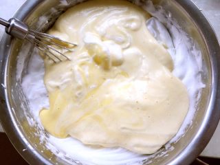 戚风蛋糕（后蛋法）,之后将翻拌好的面糊倒回蛋白霜中，继续用蛋抽翻拌均匀