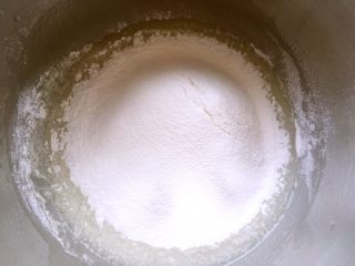 戚风蛋糕（后蛋法）,过筛低筋面粉，用蛋抽画Z字搅拌均匀
