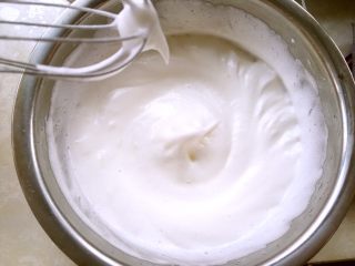 戚风蛋糕（后蛋法）,继续打发，打蛋器提起有个弯钩状态加入第三次砂糖