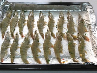 过年菜---香烤大虾,腌制后的虾依次摆放在烤盘里