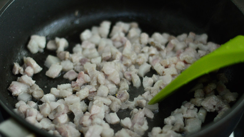 卤肉饭,锅里放少许底油，倒入五花肉煸炒