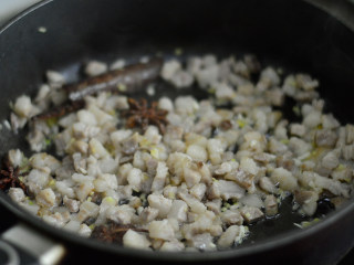 卤肉饭,炒出肥肉的油脂后加入姜蒜、八角桂皮，炒出香味