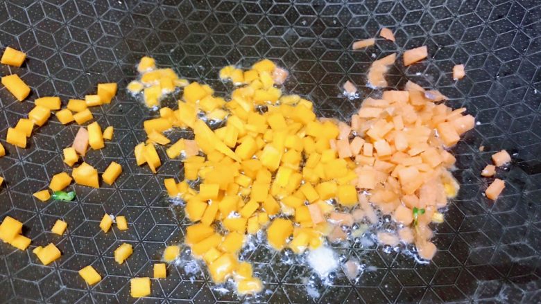 剩馒头的春天 黄金馒头报蛋,热锅放油，放入南瓜丁和胡萝卜丁翻炒2分钟