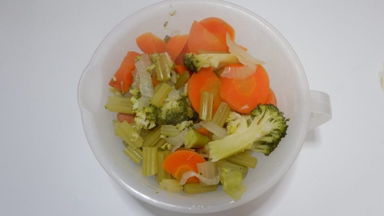 椰香蔬菜浓汤,所有蔬菜煮好后，捞出备用。