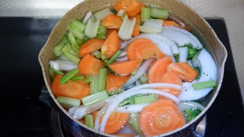 椰香蔬菜浓汤,将所有蔬菜混合加入能没过蔬菜的水，大火煮开后，转小火煮20分钟。
