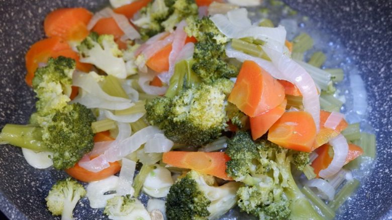 椰香蔬菜浓汤,然后将蔬菜全部倒入。