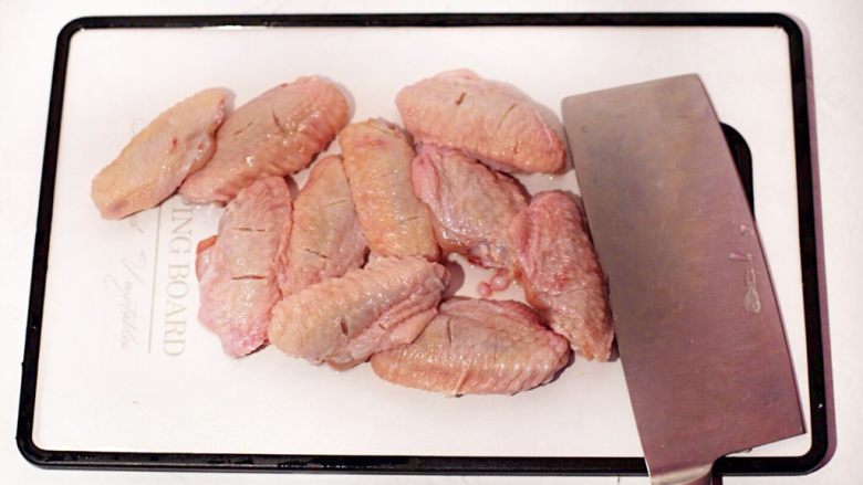 咖喱孜然烤鸡翅,用刀在鸡翅正反两面各划俩刀，腌制的时候更容易入味。