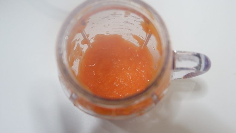 宝宝辅食—双色蔬菜鸡蛋糕,加入1勺清水。用料理机打碎，打成胡萝卜。