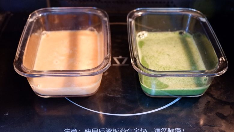 宝宝辅食—双色蔬菜鸡蛋糕,放入蒸锅或者蒸箱。
蒸箱150度15分钟左右。
蒸锅大火煮开后，转中火20分钟左右。