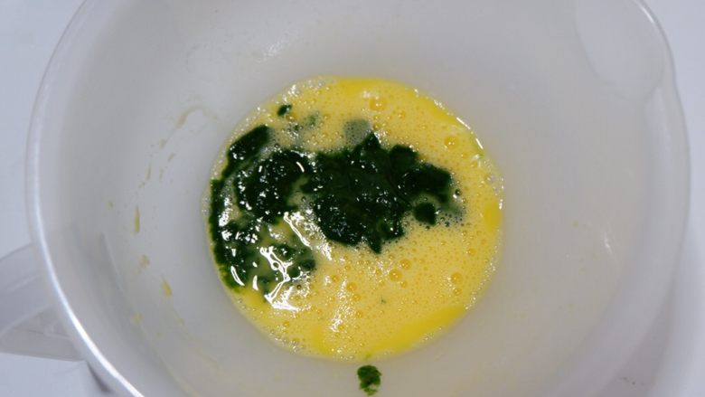 宝宝辅食—双色蔬菜鸡蛋糕,加入2大勺搅碎的菠菜泥