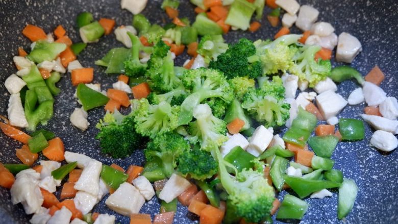 低脂营养减肥—双米杂蔬炒饭,最后放西兰花。将所有蔬菜翻炒片刻。