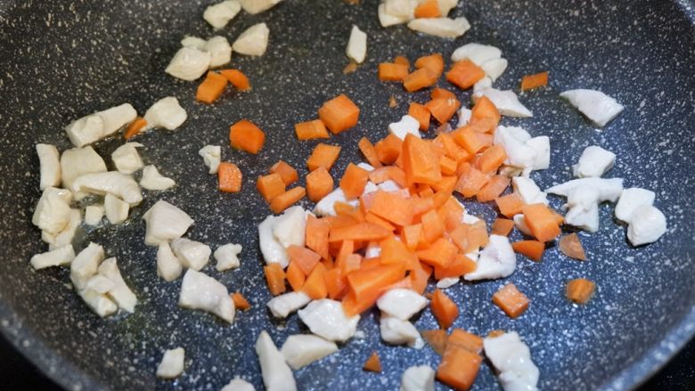 低脂营养减肥—双米杂蔬炒饭,再放入胡萝卜