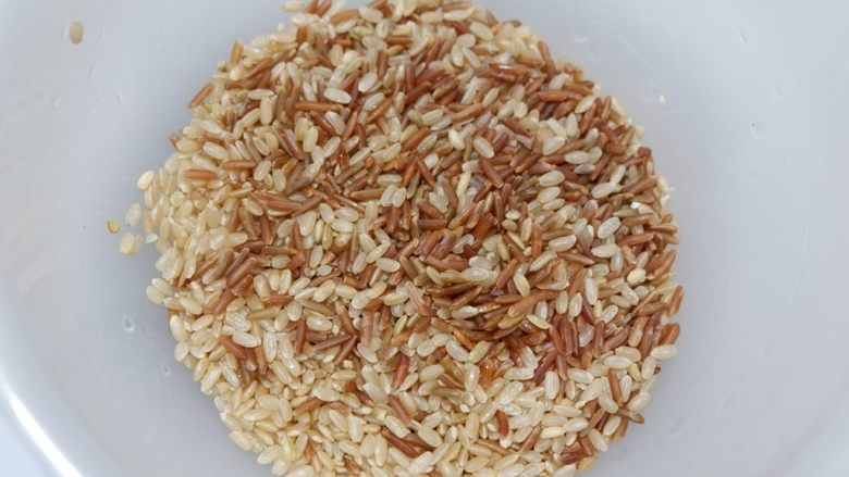 低脂营养减肥—双米杂蔬炒饭,红米取30g，将两者混合。