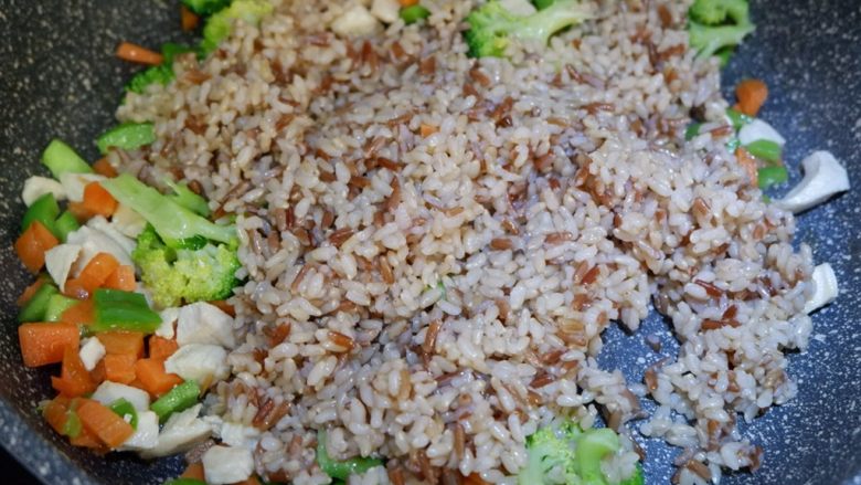 低脂营养减肥—双米杂蔬炒饭,加入蒸好的米