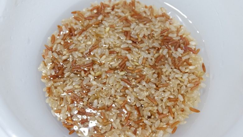 低脂营养减肥—双米杂蔬炒饭,用水淘洗干净。
