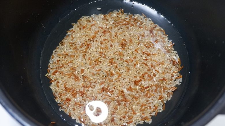 低脂营养减肥—双米杂蔬炒饭,将淘洗干净的米放入电饭煲，加入130g的水，用常规白米饭的方式将其煮熟。