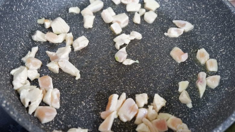 低脂营养减肥—双米杂蔬炒饭,先将鸡肉放入炒至发白。