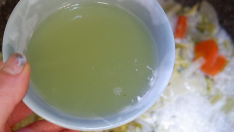 椰香蔬菜浓汤,加入蔬菜高汤。