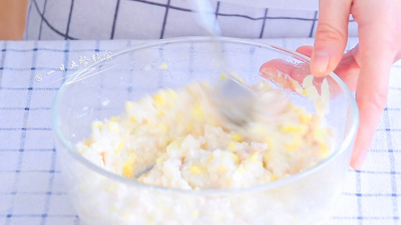 黄金米糕,将混合的好的饭菜搅打2分钟，将蛋清搅打的蓬松一点。
>>如果新手第一次做，可以加5克玉米淀粉，能更好的帮助凝固。