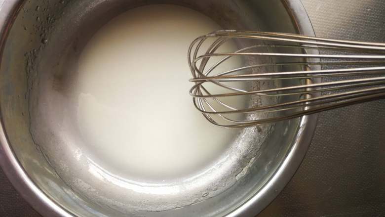 波点蛋糕卷,把<a style='color:red;display:inline-block;' href='/shicai/ 140122'>玉米油</a>和牛奶或水倒入另一个盆内，用打蛋器搅打到完全乳化，无油星。