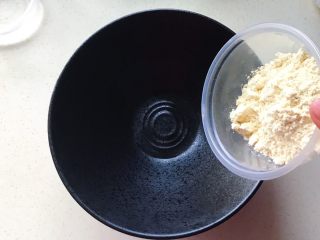 做饼+油条杂粮煎饼,碗里倒入玉米面粉