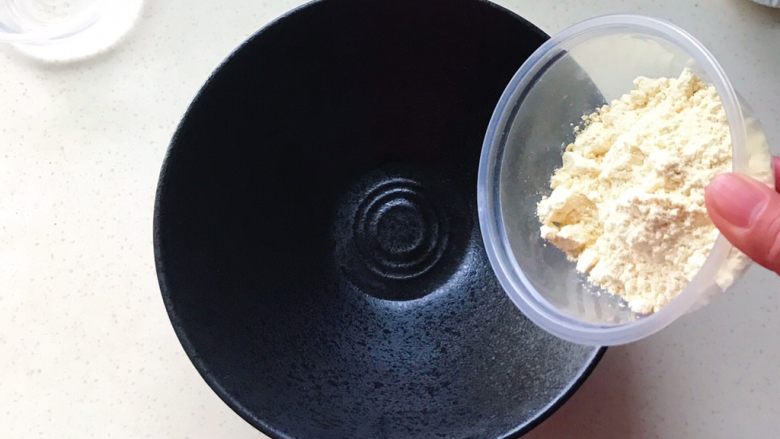做饼+油条杂粮煎饼,碗里倒入玉米面粉