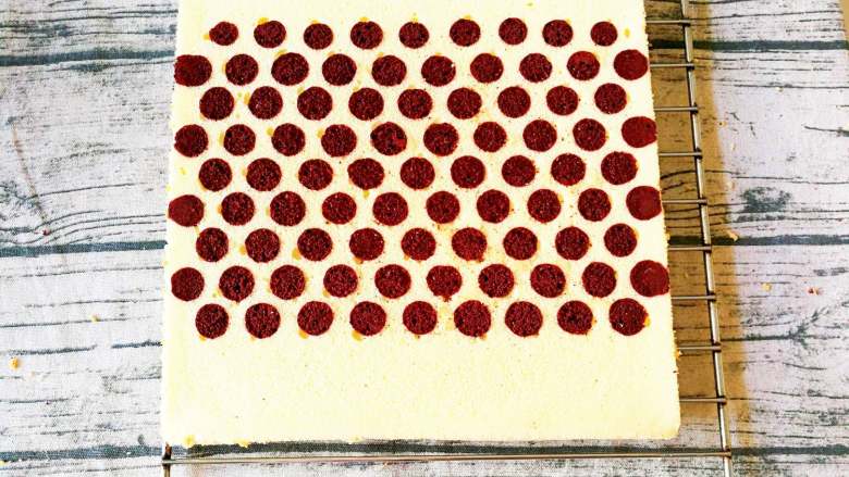 波点蛋糕卷,倒扣到晾网上，慢慢揭掉油纸或硅胶垫。