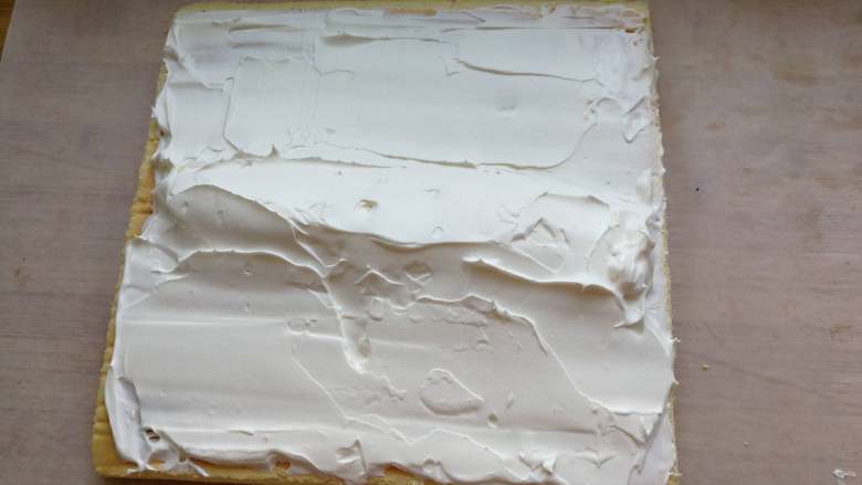 波点蛋糕卷,晾凉后底部铺油纸有花纹一面朝下，蛋糕尾部切一斜边，<a style='color:red;display:inline-block;' href='/shicai/ 8197'>淡奶油</a>加糖打发至8分发铺到蛋糕上，中间堆一个丘。