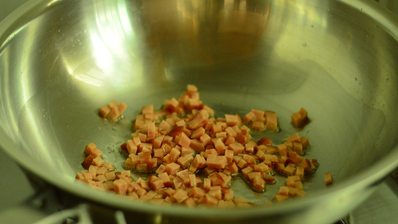 土豆泥沙拉,锅里放少许油，先放入火腿丁煸炒至微焦