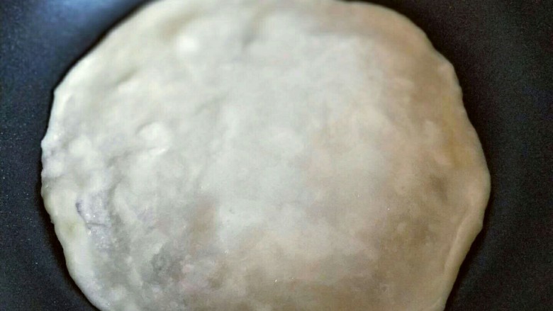 做饼＋家常百变春饼,第一张饼，将平底锅刷一层玉米油，放入饼胚。