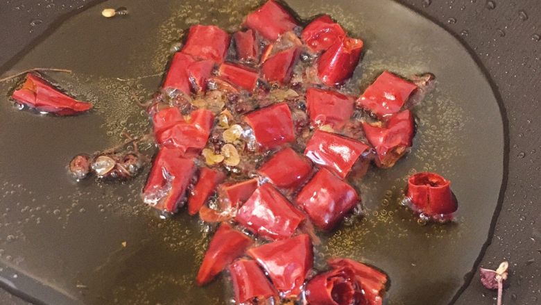 宫保鸡丁,另起锅，中小火烧热，倒入适量油，放入花椒和干辣椒煸炒出香味