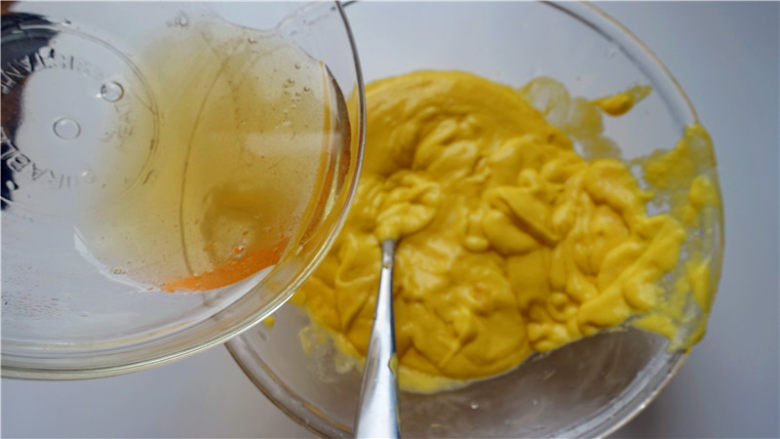 芒果淋面慕斯蛋糕,将吉利丁液放入奶酪芒果泥里，翻版均匀。