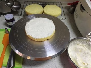 生日蛋糕,第一层抹淡奶油。